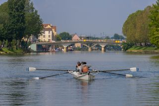 Matinée d’initiation à l’aviron pour 8 jeunes (de 10 à 17 ans), organisée par l’antenne de Bussy-Saint-Georges du Secours populaire. Le stage d’initiation, d’une durée d’une heure et demie, se déroule à la Société nautique de Lagny- sur-Marne. Les jeunes prendront place dans un canoë appelé « huit rameurs de pointe », prévu pour 8 rameurs avec un moniteur (barreur).