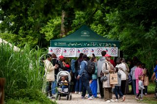 Le 24 mai, les fédérations d’Ile-de-France du Secours populaire lancent leur campagne « Vacances ». Pour l’occasion, elles invitent 6 000 personnes à passer la journée au parc animalier de Thoiry (le Wow Safari Thoiry). En familles, les personnes accompagnées par l’association profiteront d’un safari en bus de 10h à 11h avant de pouvoir déambuler à pied dans le parc le reste de la journée. Pour l’occasion, le parc sera entièrement privatisé.