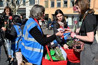 Distribution de roses par le Secours populaire de la Haute - Garonne , © SPF31
