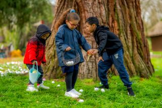 Les enfants débutent la chasse aux œufs © Jean-Marie Rayapen/SPF