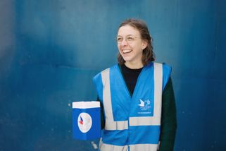 Une bénévole du Secours populaire de Pantin
