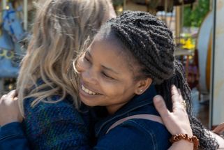 Lucie dans les bras d’Alicia, qui coordonne au sein du Secours populaire le projet « Je, tu, elles ». Le Mans, le 15 mai 2025.