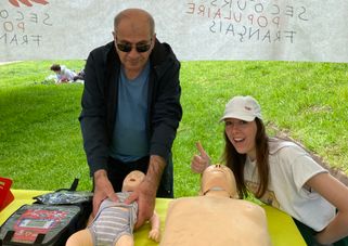 Jean-Michel montrant comment faire un massage cardiaque lors de la journée Parcours du coeur
