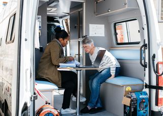 Le solidaribus est une permanence mobile qui se déplace dans les zones rurales. A son bord, les bénévoles favorisent l’accès au numérique et accompagnent les personnes dans leurs démarches administratives. Personnes présentes (personnalités, acteurs, partenaires):