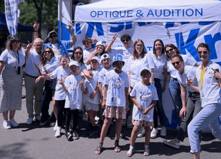 Groupe d'enfants du Secours populaire avec le Bus De la Vue Krys