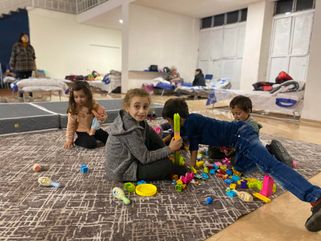 Pour accueillir les familles déplacées du Haut-Karabagh, l’association Winnet a transformé son centre d’artisanat en foyer d’hébergement d’urgence. Octobre 2023, Goris, Arménie.