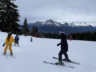 Jeunes noiséens durant leur séjour au ski.