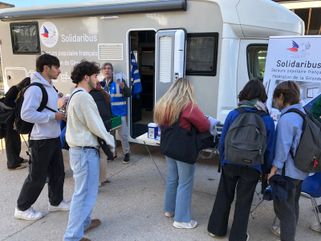 Étudiants lors d'une permanence de solidarité sur le campus de bordeaux