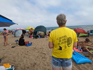 Une bénévole du secours populaire surveille la plage de Gruissan