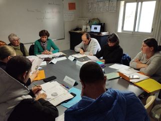 Les apprenants du cours de français sont réunis autour de la table