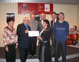 Remise_cheque_Fnac_au_Secours_Populaire_le_19.01.07.jpg