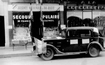 Locaux du comité de Tarbes du Secours populaire de France et des colonies en 1944/45. En vitrine, les portraits des martyrs du Secours populaire, Victor Blache et Edouard Planque. (Archives SPF)