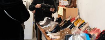 Une multitude de chaussures proposées par le Secours populaire.