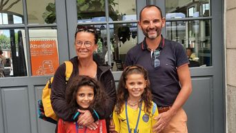 Nathalie et David Dosser encadrent les soeurs Nesrine et Shérine, devant la gare de Saint-Brieuc. Ils ont accueilli ces deux enfants dans leur famille durant deux semaines et tout le monde à le sourire avant le départ du train.