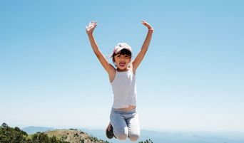 Enfant saut joie vacances Cévennes
