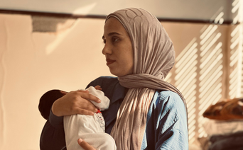 Fatima Abed Alnabi et sa fille Rita, dans l’école Dr Hikmat Al Sabbagh, où DPNA, notre partenaire au Liban, prodigue l’aide aux familles déplacées. Saïda, le 3 octobre 2024. ©Anthony Bou Rached