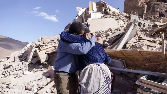 Un volontaire du FJT, l’un des partenaires marocains du Secours populaire, réconforte une femme après le séisme du 8 septembre 2024.