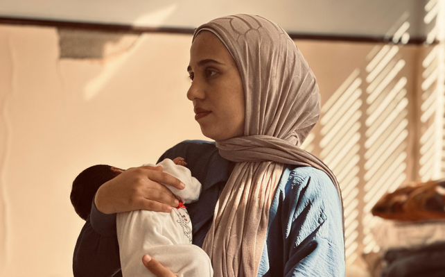 Fatima Abed Alnabi et sa fille Rita, dans l’école Dr Hikmat Al Sabbagh, où DPNA, notre partenaire au Liban, prodigue l’aide aux familles déplacées. Saïda, le 3 octobre 2024. ©Anthony Bou Rached