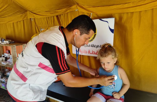 Oday soigne Nour, une « petite fille merveilleuse », qui souffre d’infection respiratoire aigüe.