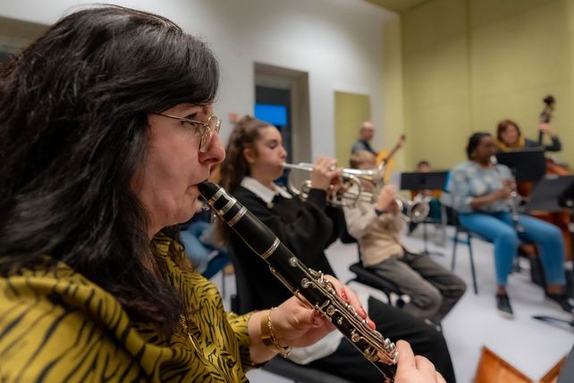 Teuta souffle dans sa clarinette une fois par semaine, au Conservatoire de Bourg-en-Bresse.