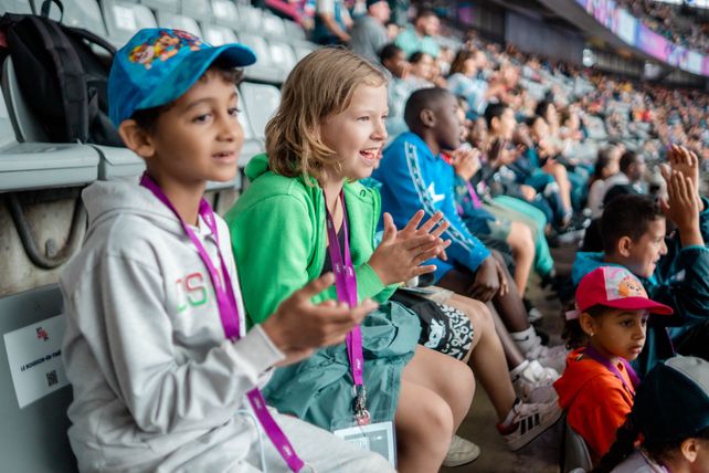 Salim et Jeanne, dans les tribunes du Stade de France, le samedi 31 août 2024, lors des rencontres de para-athlétisme des Jeux.