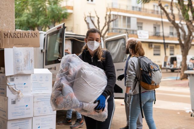 Les bénévoles de Kolectivos del Parke, partenaire local du Secours populaire, gèrent l’aide matérielle aux sinistrés. Alfafar, quartier du Parque Alcosa, 23 novembre 2024.