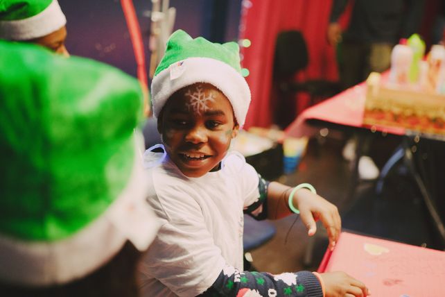 Les enfants "Copain du Monde" de Rennes ont organisé une fête de Noël pour 125 enfants et leurs familles le 22 décembre 2024.