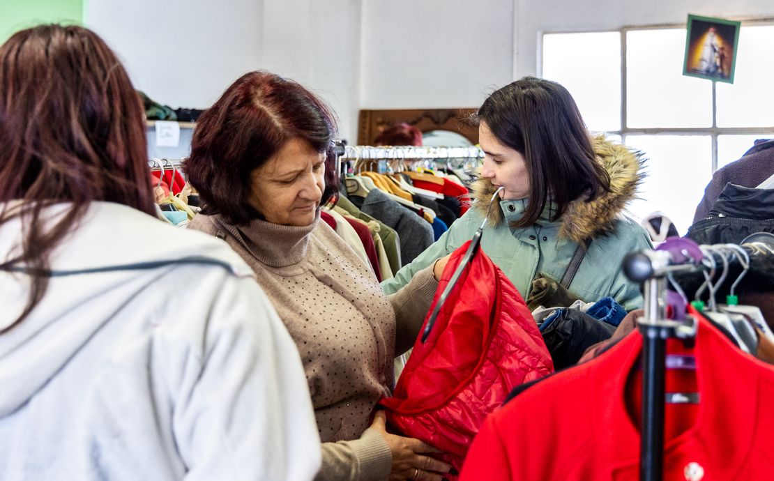 Une famille ukrainienne visite un vestiaire solidaire