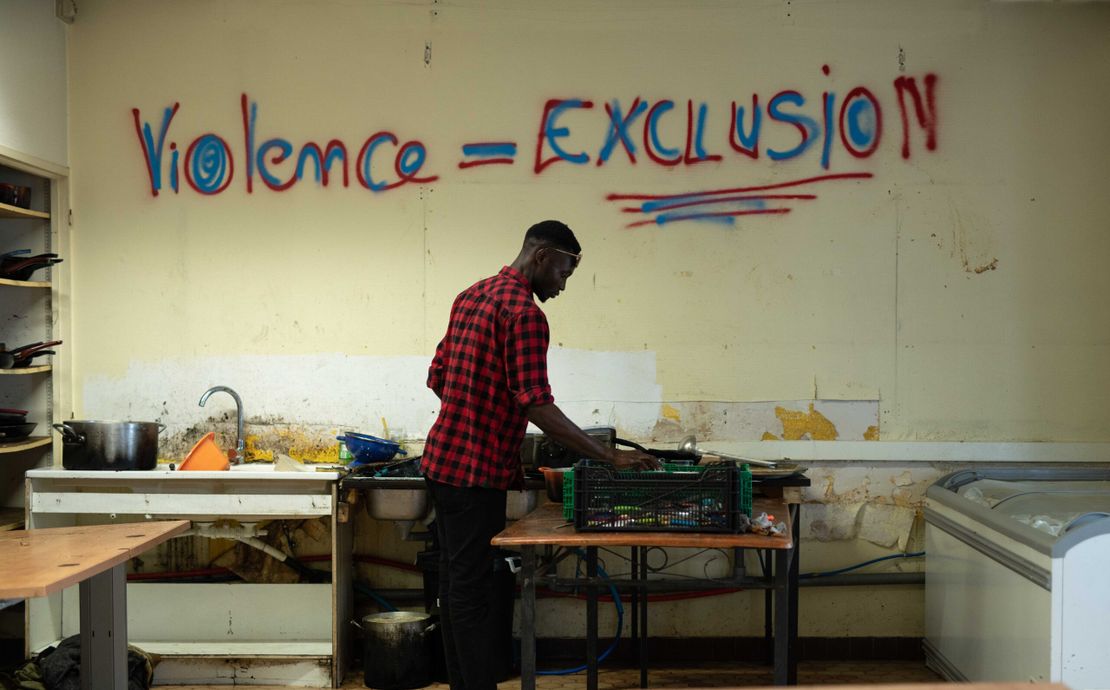 Distribution alimentaire dans un squat à Villeurbanne, où les conditions de vie y sont très précaires.