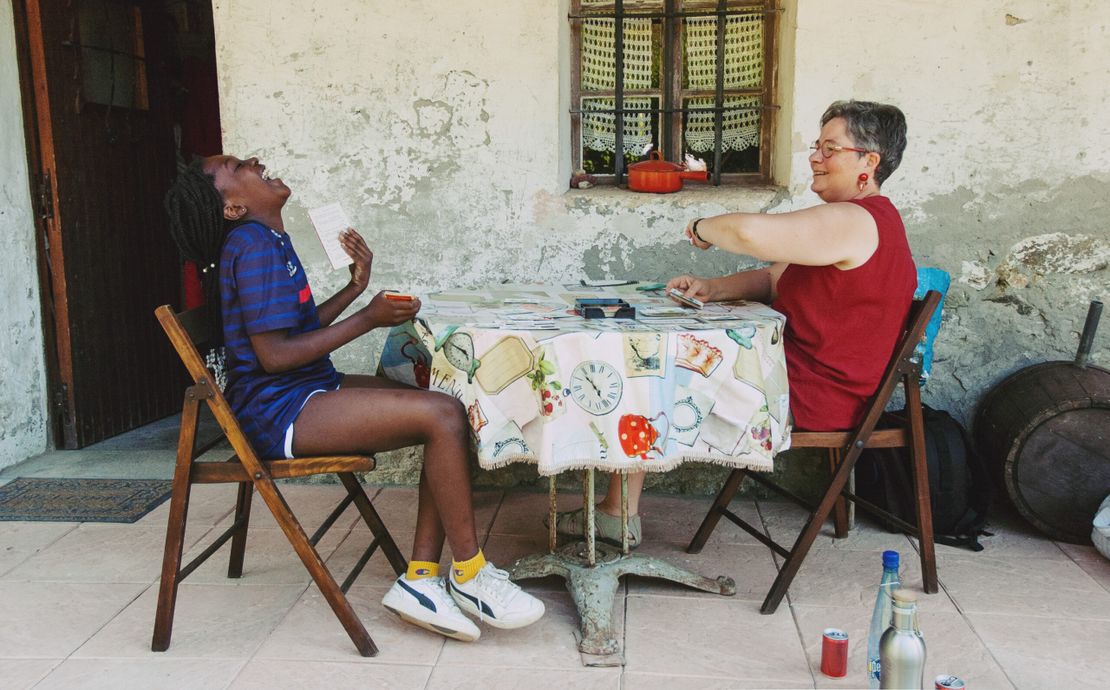 Dominique et Bassira font joyeusement, une partie de cartes
