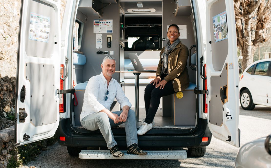 Le solidaribus est une permanence mobile qui se déplace dans les zones rurales. A son bord, les bénévoles favorisent l’accès au numérique et accompagnent les personnes dans leurs démarches administratives.