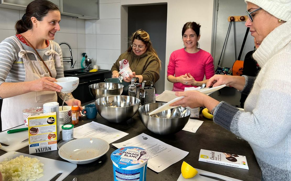 Préparation du repas lors d'un atelier de cuisine.