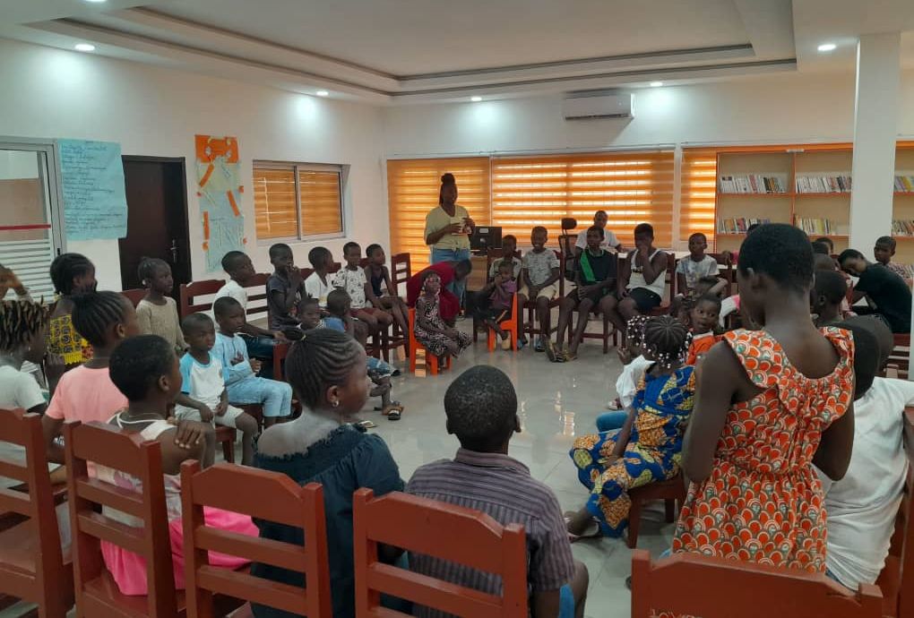 Notre partenaire "Des Livres pour Tous" accueillent les enfants lors de la réouverture de la bibliothèque de Treichville en Côte d'Ivoire après des années de fermeture. Les travaux ont été en partie financés par le Secours populaire de Seine-Saint-Denis.
