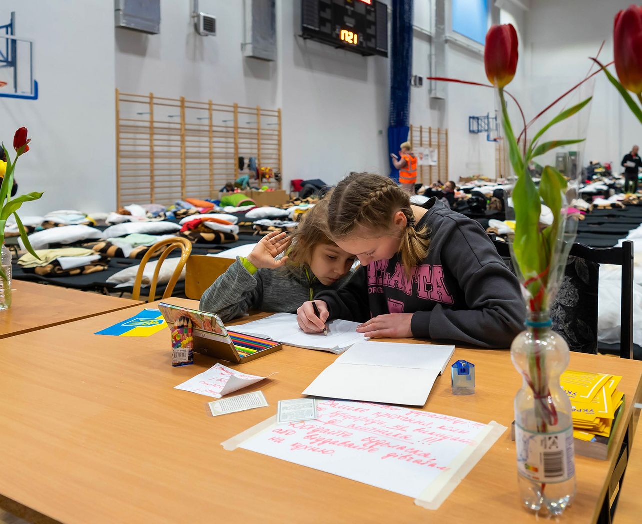 Le gymnase de Przemysl en Pologne a été transformé en centre d’accueil d’urgence pour les réfugiés ukrainiens au printemps 2022. Les bénévoles de notre partenaire PKPS organisent l’accueil et s’assurent de la dignité des lieux.