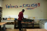 Distribution alimentaire dans un squat à Villeurbanne, où les conditions de vie y sont très précaires.