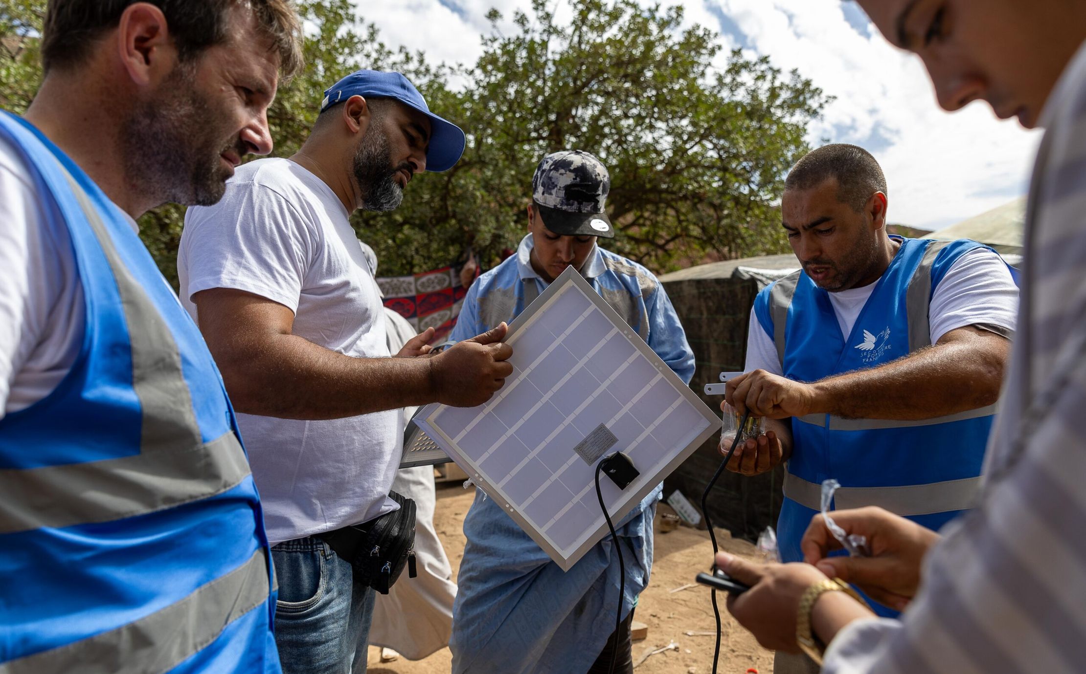 des villageois marocains reçoivent des panneaux au douard Algou, Agadir