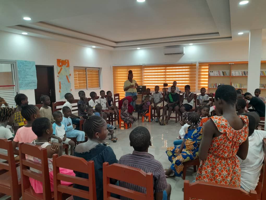 Notre partenaire "Des Livres pour Tous" accueillent les enfants lors de la réouverture de la bibliothèque de Treichville en Côte d'Ivoire après des années de fermeture. Les travaux ont été en partie financés par le Secours populaire de Seine-Saint-Denis.