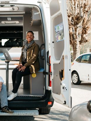 Le solidaribus est une permanence mobile qui se déplace dans les zones rurales. A son bord, les bénévoles favorisent l’accès au numérique et accompagnent les personnes dans leurs démarches administratives.