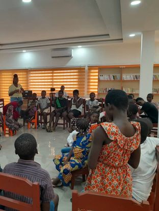 Notre partenaire "Des Livres pour Tous" accueillent les enfants lors de la réouverture de la bibliothèque de Treichville en Côte d'Ivoire après des années de fermeture. Les travaux ont été en partie financés par le Secours populaire de Seine-Saint-Denis.