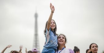 La Dame de Fer a veillé sur les 40 000 enfants oubliés des vacances invités par le Secours populaire pour une "Journée de ouf". Paris, 20 août 2025. ©Nathalie Bardou / SPF