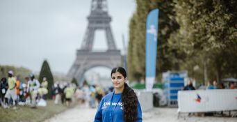 Sima Shamoyan, 17 ans, est bénévole au Secours populaire. Le 20 août à Paris, elle a participé à la « Journée de ouf » organisée pour les enfants « oubliés des vacances ».