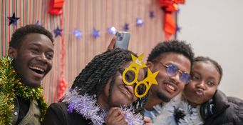 Ce 19 décembre à Caen, le Secours populaire a offert à 90 étudiants un repas festif et une explosion de joie. ©JM Rayapen / SPF