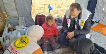 Les équipes mobiles de PMRS suivent les mouvements de population et se portent au plus près de ceux qui souffrent. Ici, sur la route de Salah al-Din, au sud de la ville de Gaza.