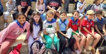 Les enfants attendant le spectacle avec les otaries