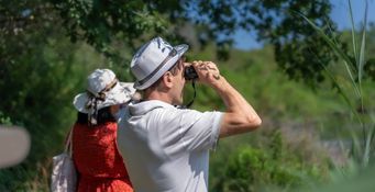 Située sur le Bassin d’Arcachon, la Réserve Ornithologique du Teich est un espace naturel préservé et aménagé pour accueillir les oiseaux sauvages et en faciliter l’observation. Des familles accompagnées par le Secours populaire en Gironde (environ 50 personnes) sont invitées le vendredi 19 juillet à participer à une journée bonheur composée d’une visite, le matin, du parc ornithologique du Teich, suivie, d’un après-midi à la plage d’à côté.