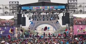 Chaque année, le Secours populaire organise des « Journée des oubliés des vacances » pour les enfants qui ne sont pas partis. Cette année, à l’occasion des 80 ans de l’association, la Journée des oubliés des vacances prend une ampleur inédite : 40 000 enfants venus de toute la France, mais aussi d'Europe et du monde sont attendus à Paris pour une journée de vacances inoubliable.