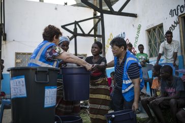 Le Secours populaire distribue des filtres à eau à Beira au Mozambique après le passage du cyclone Idai.