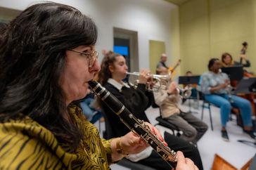 Teuta souffle dans sa clarinette une fois par semaine, au Conservatoire de Bourg-en-Bresse.
