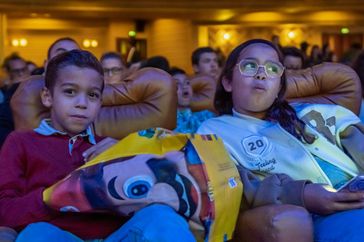 Des enfants émerveillés dans une salle de cinéma