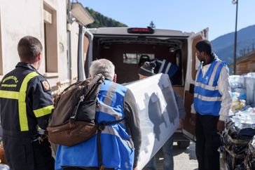 Réception de l'aide matérielle à Saint-Martin-Vésubie. Les bénévoles chargent de l'équipement électroménager.